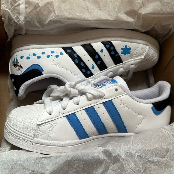 Adidas originals- Disney limited edition new size 4.5 youth - Picture 7 of 9